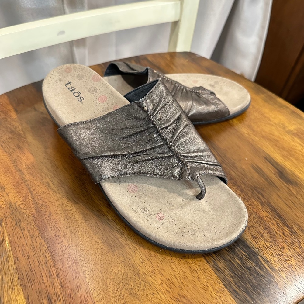 Taos Gift Sandals Women Size 8 Pewter Metallic Leather Ruched Thong Comfort - Picture 2 of 9